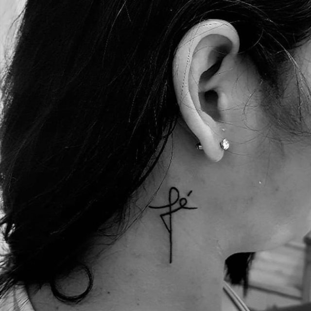 tattoo femenino para el cuello 50