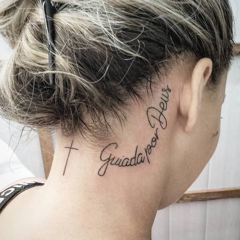 tattoo femenino para el cuello 51