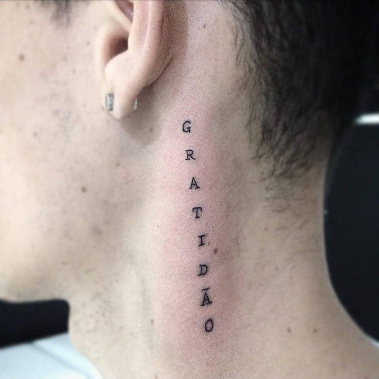 tattoo femenino para el cuello 52