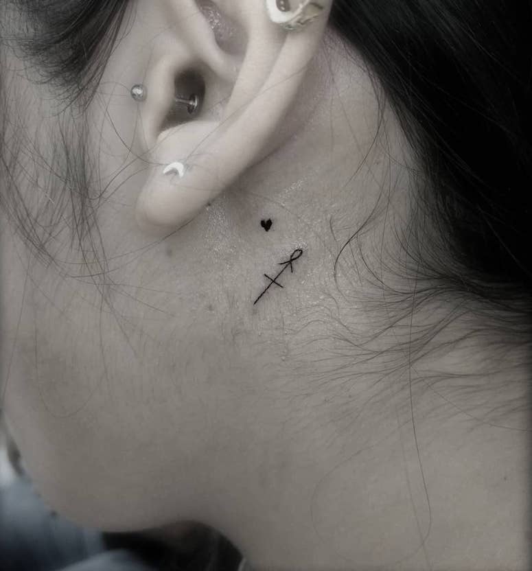 tattoo femenino para el cuello 57