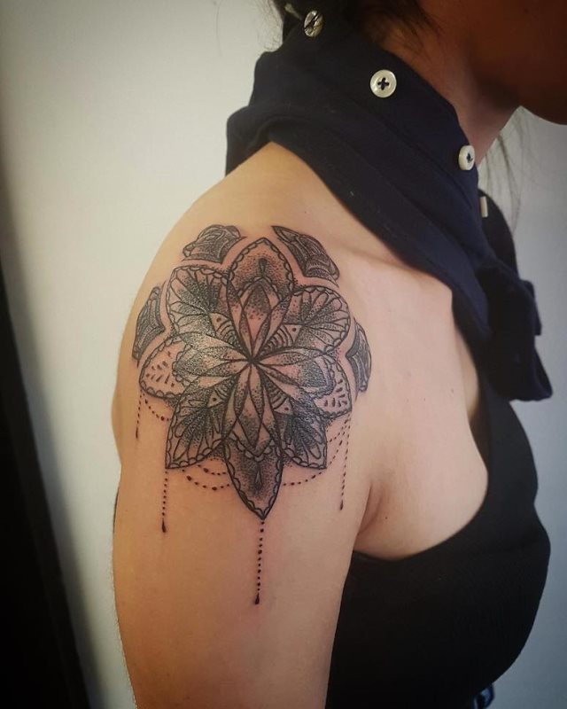 tattoo femenino para el hombro 129
