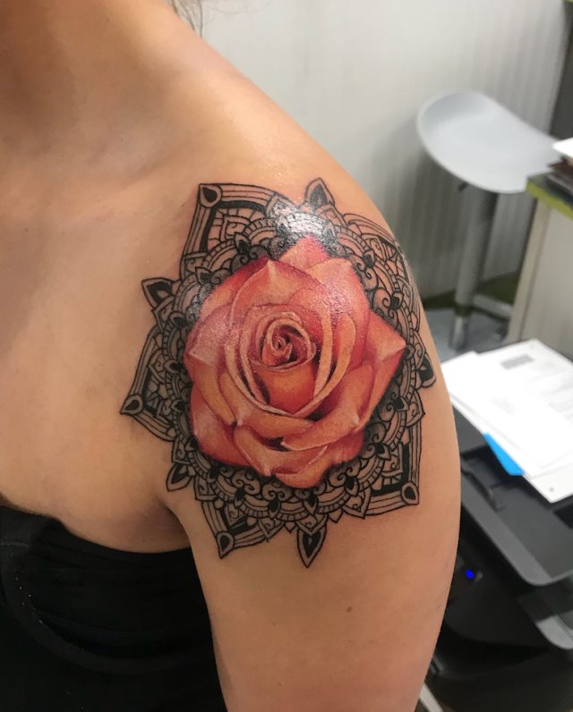 tattoo femenino para el hombro 143
