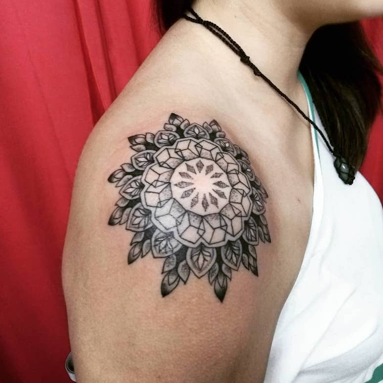 tattoo femenino para el hombro 144
