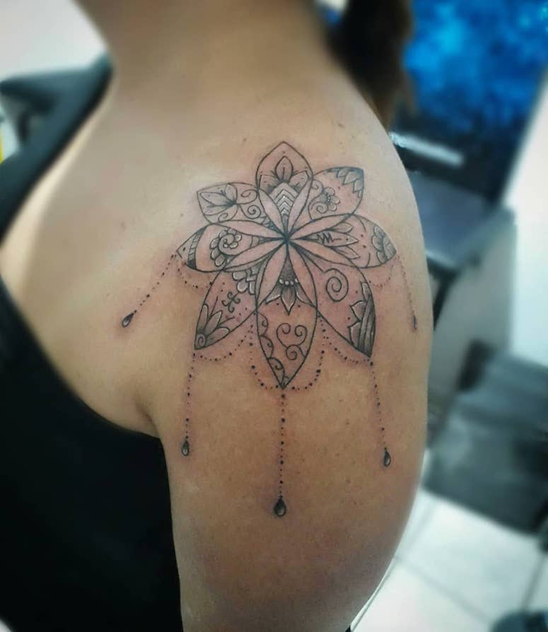 tattoo femenino para el hombro 165