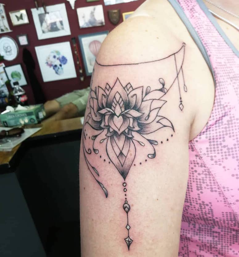 tattoo femenino para el hombro 207