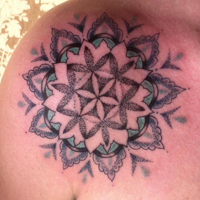 tattoo femenino para el hombro 228
