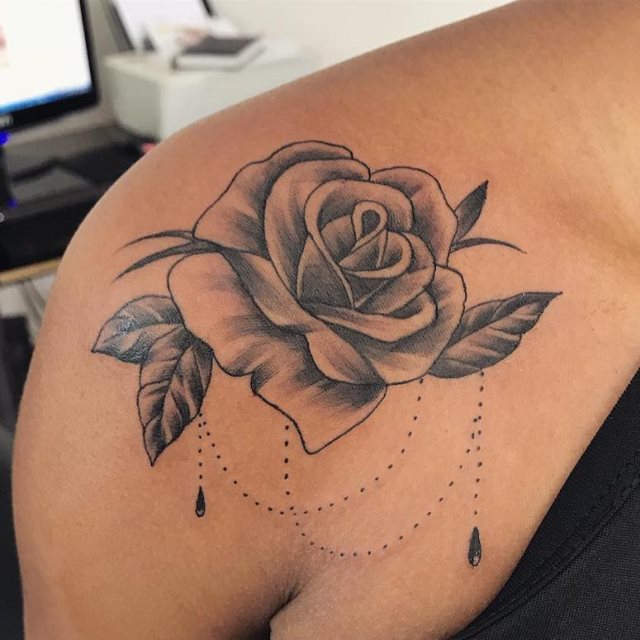 tattoo femenino para el hombro 230