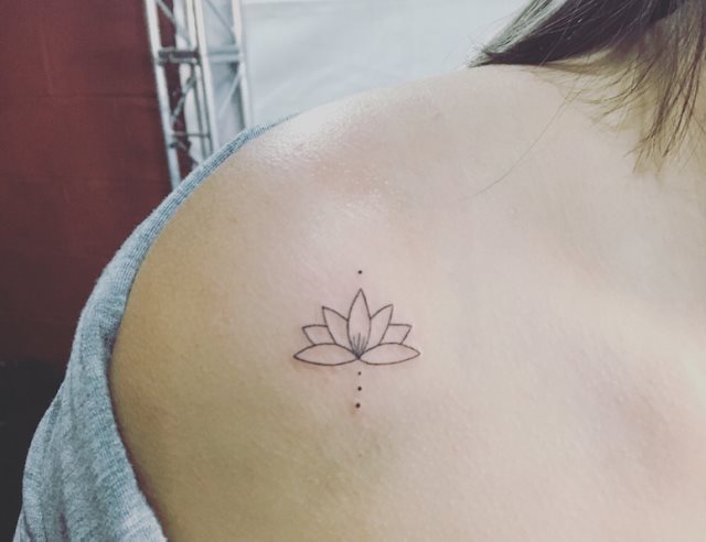 tattoo femenino para el hombro 24