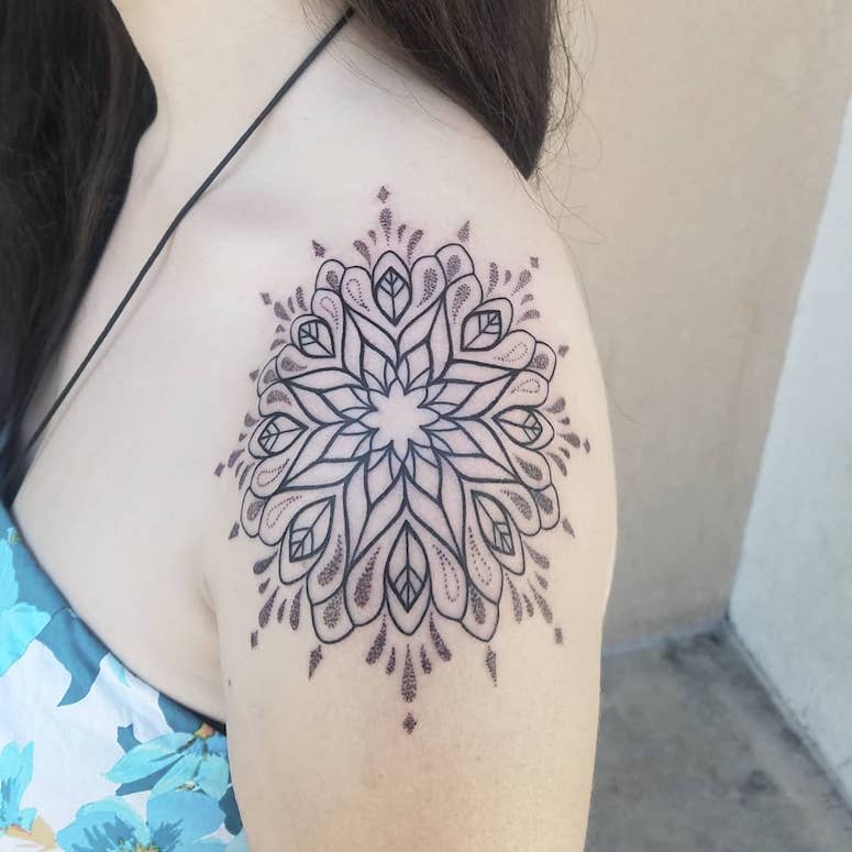 tattoo femenino para el hombro 95