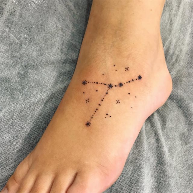 tattoo femenino para el pie 11