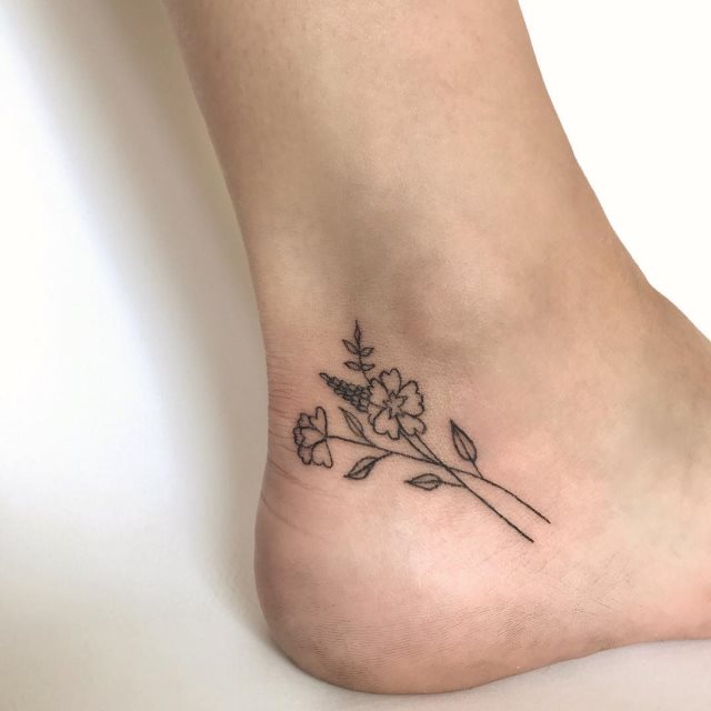 tattoo femenino para el pie 13