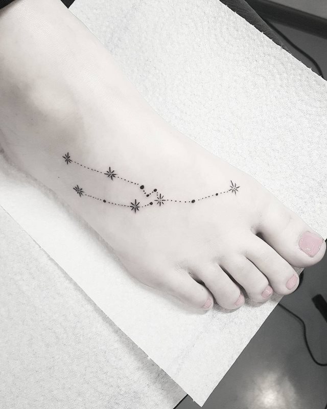 tattoo femenino para el pie 32