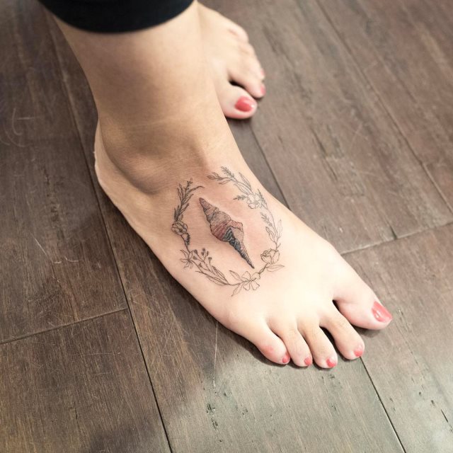 tattoo femenino para el pie 75