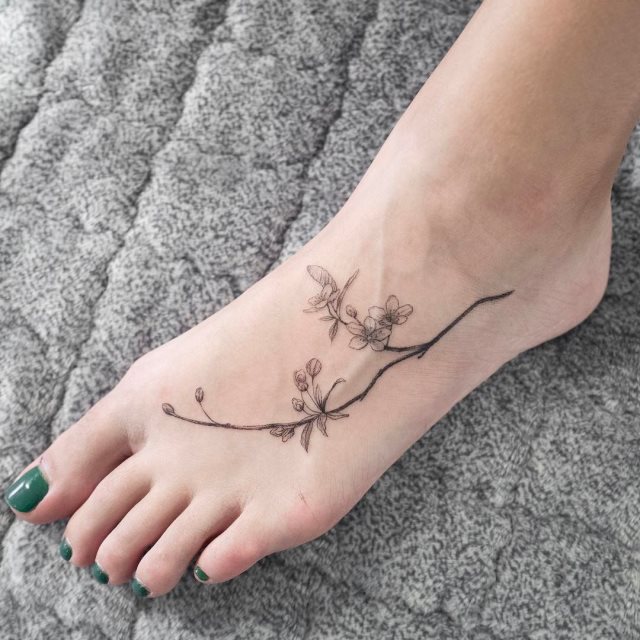 tattoo femenino para el pie 76