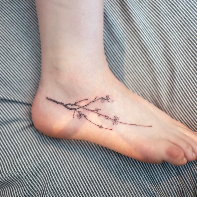tattoo femenino para el pie 79