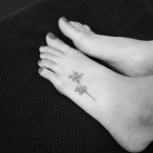 tattoo femenino para el pie 80