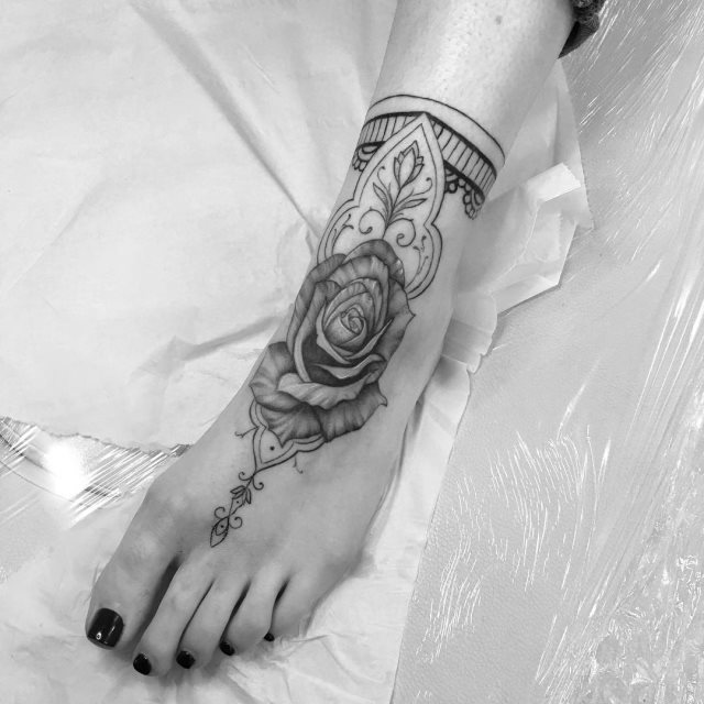 tattoo femenino para el pie 98