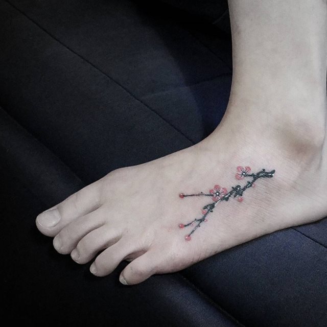 tattoo femenino para el pie 99