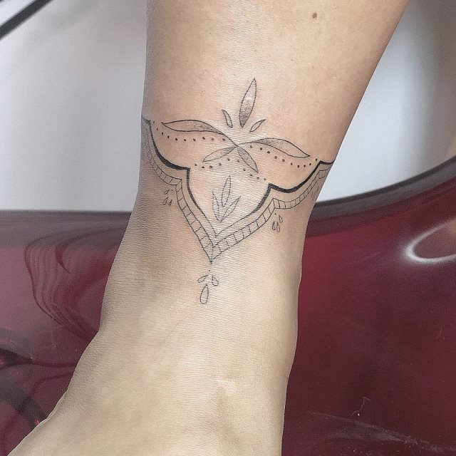 tattoo femenino para el tobillo 13