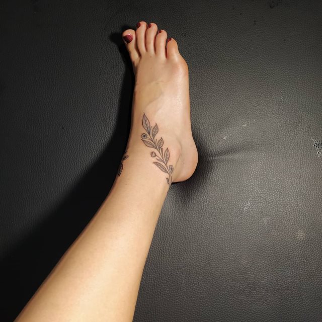 tattoo femenino para el tobillo 23