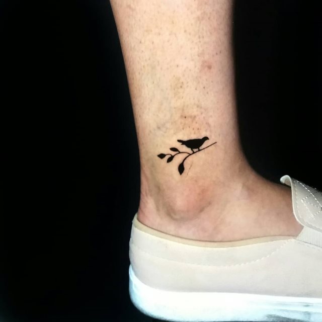 tattoo femenino para el tobillo 31