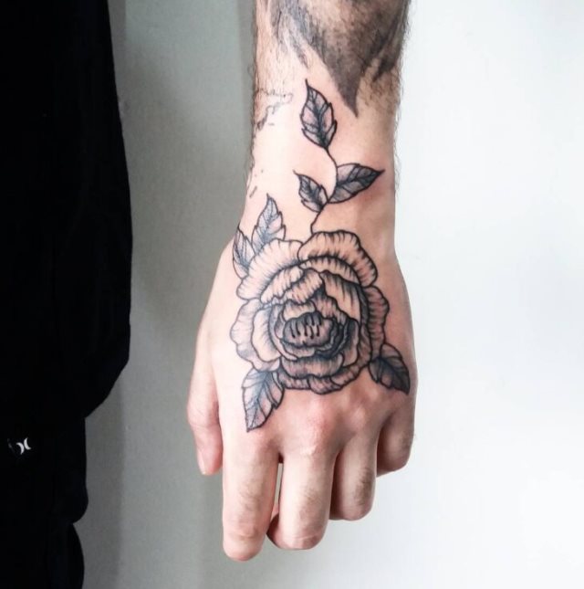 tattoo femenino para la mano 05