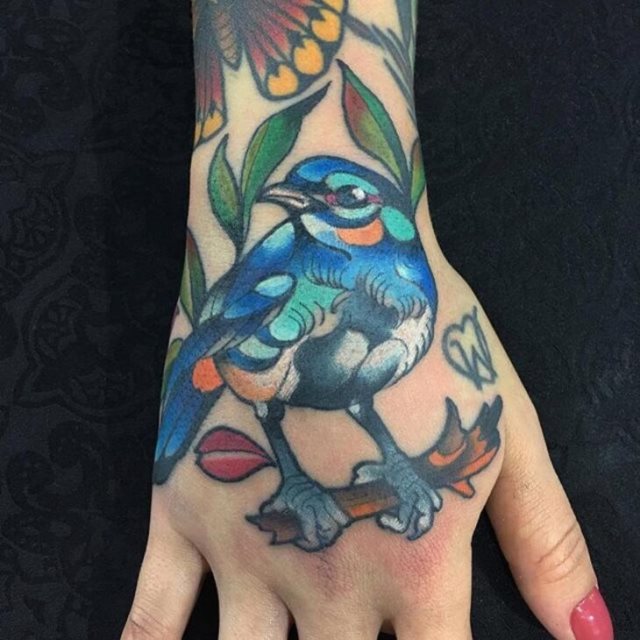 tattoo femenino para la mano 06