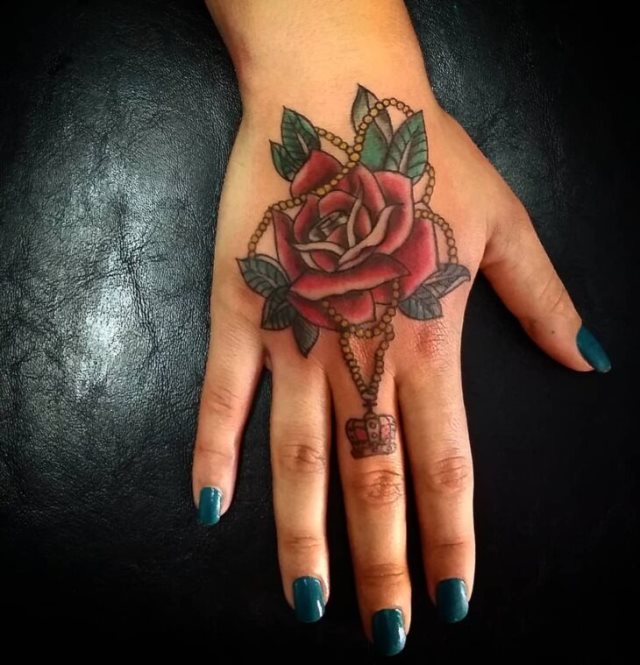 tattoo femenino para la mano 08