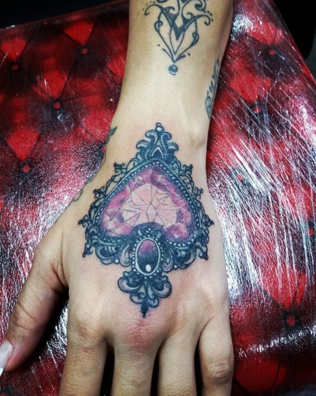 tattoo femenino para la mano 11