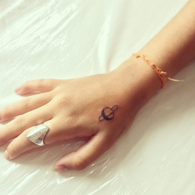 tattoo femenino para la mano 12