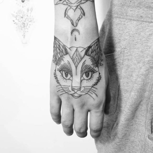 tattoo femenino para la mano 13
