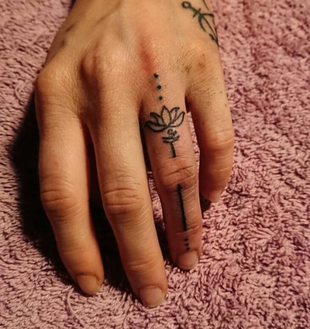tattoo femenino para la mano 14