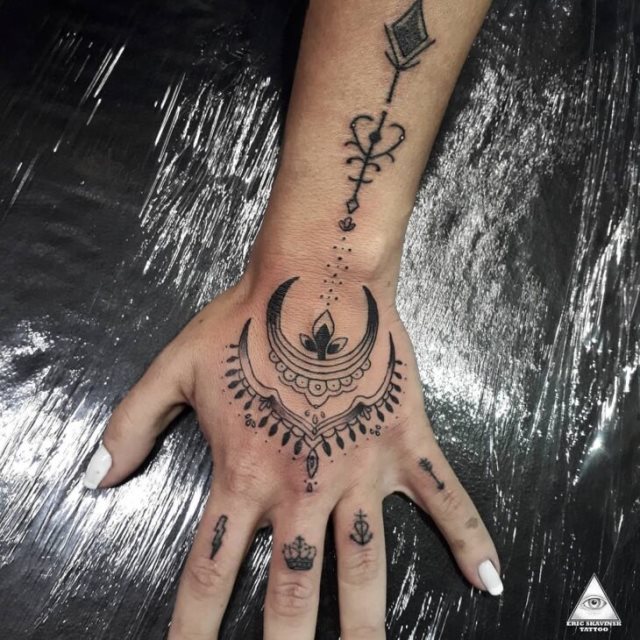 tattoo femenino para la mano 15