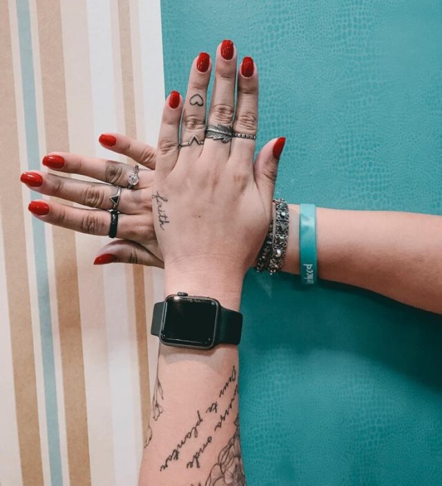 tattoo femenino para la mano 16