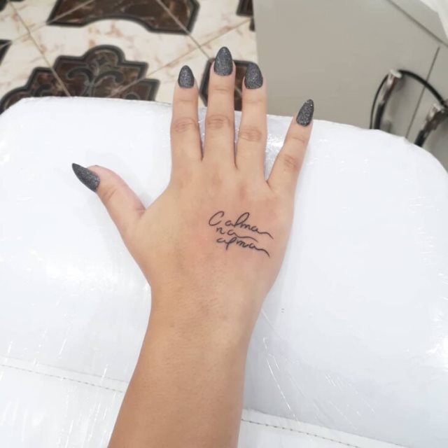 tattoo femenino para la mano 17