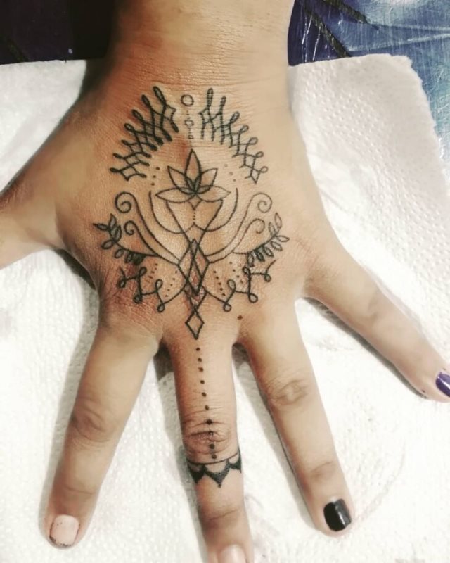 tattoo femenino para la mano 18