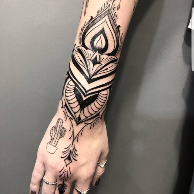 tattoo femenino para la mano 19