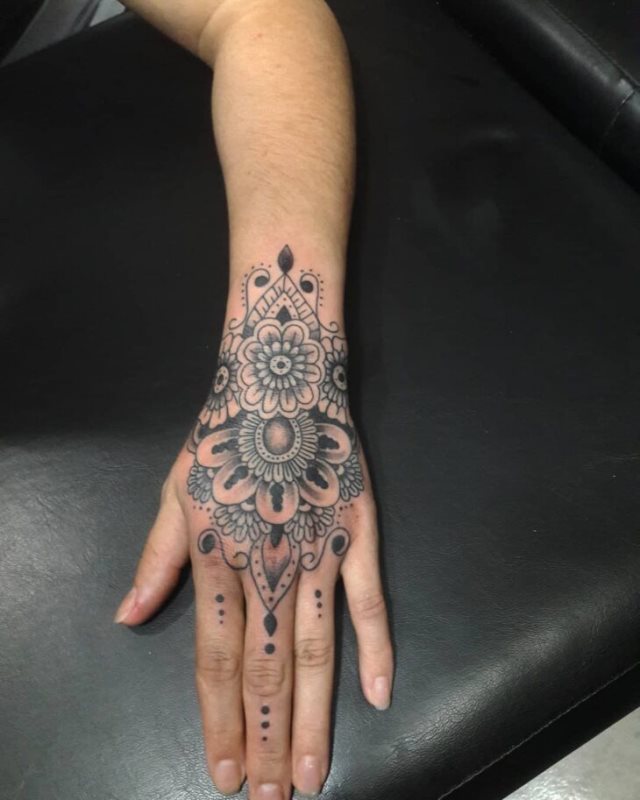 tattoo femenino para la mano 20