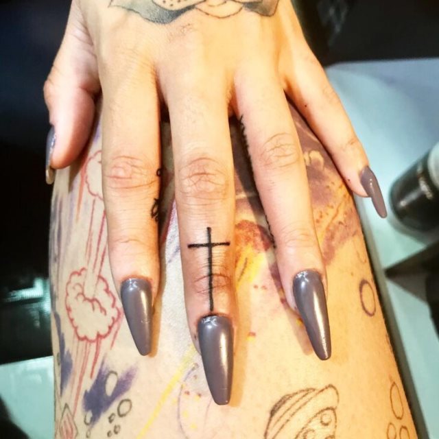 tattoo femenino para la mano 21