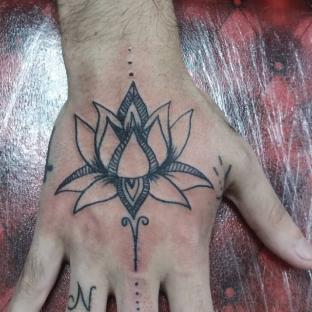 tattoo femenino para la mano 22