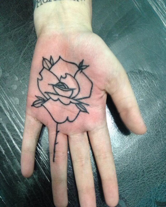 tattoo femenino para la mano 23