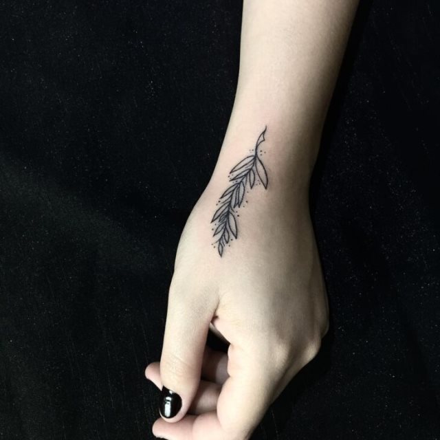 tattoo femenino para la mano 24