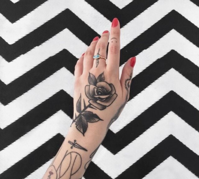tattoo femenino para la mano 25