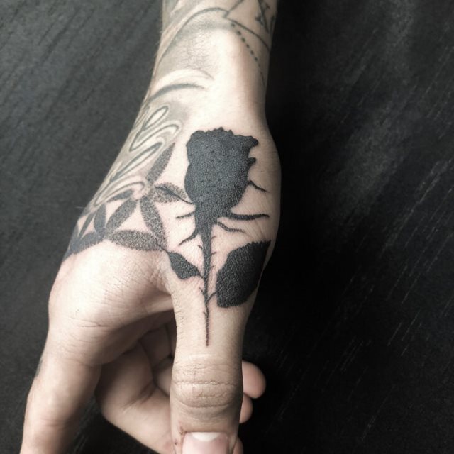 tattoo femenino para la mano 26