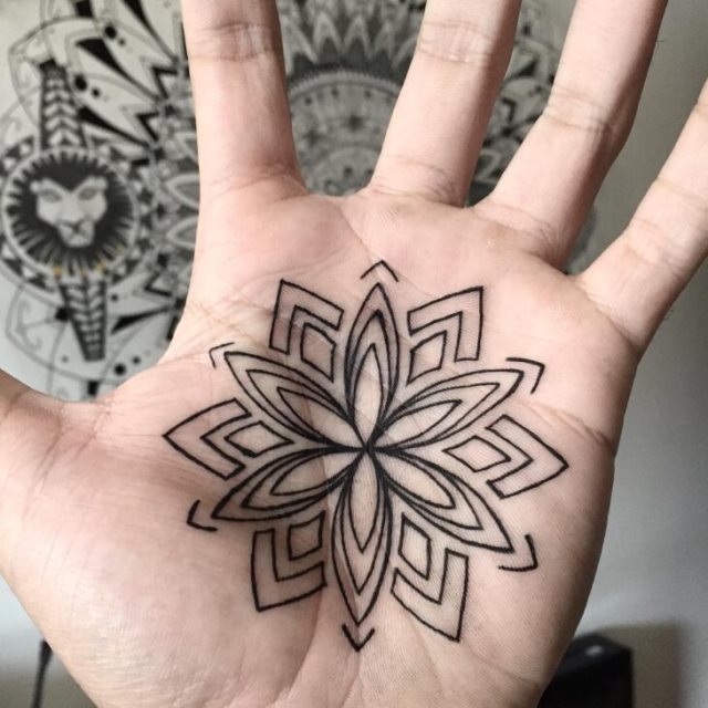 tattoo femenino para la mano 27