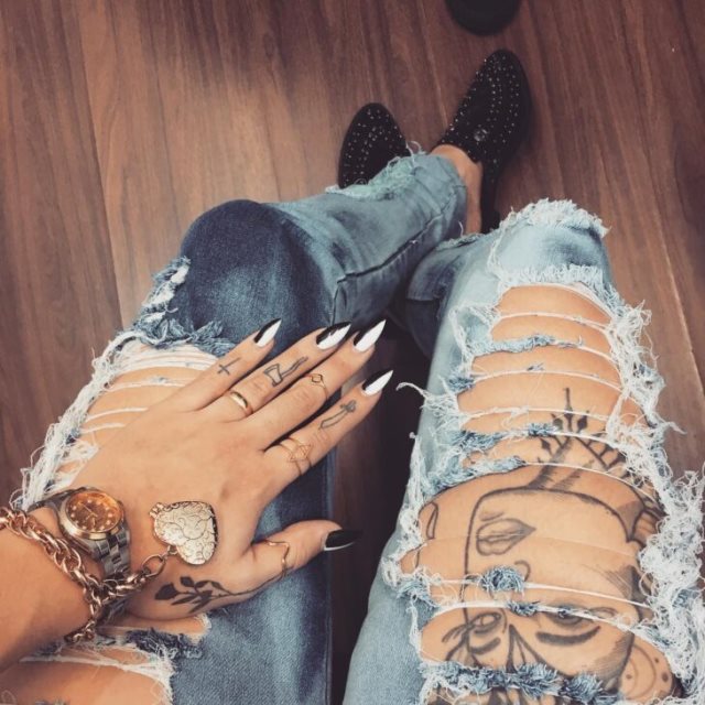 tattoo femenino para la mano 28