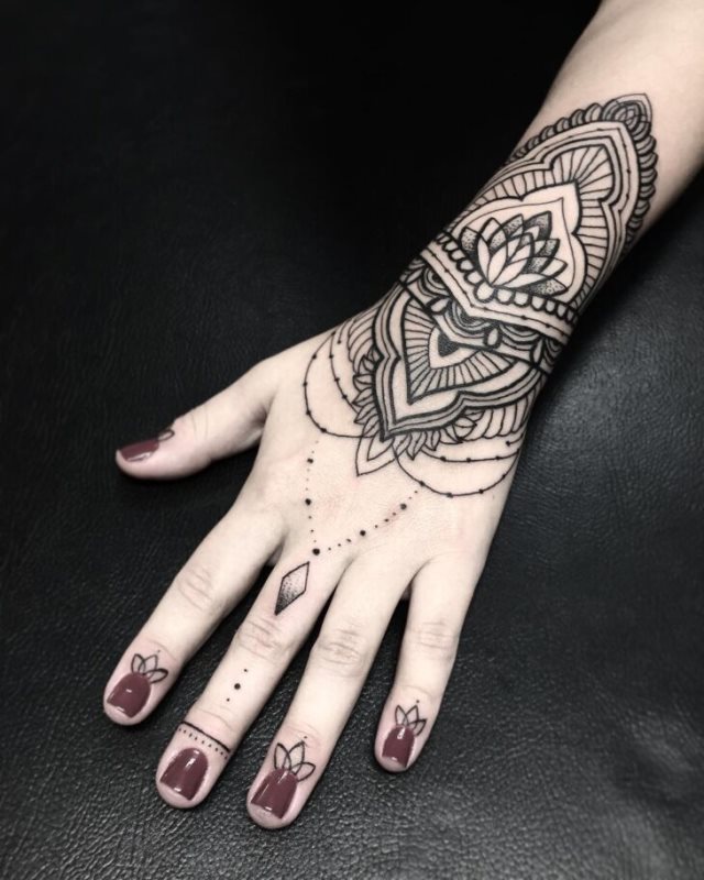 tattoo femenino para la mano 30