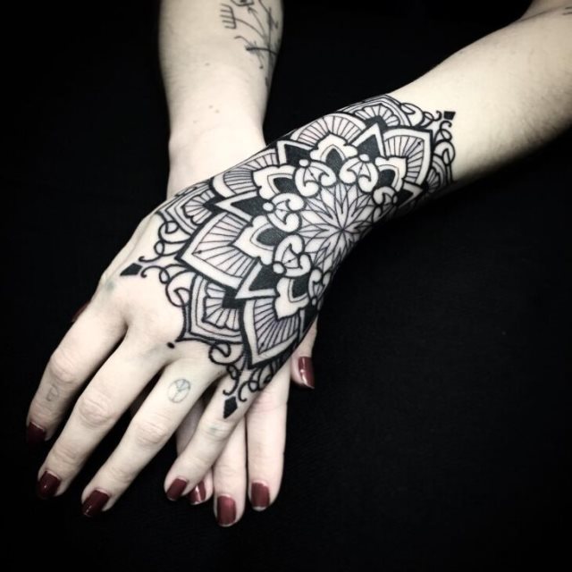 tattoo femenino para la mano 31