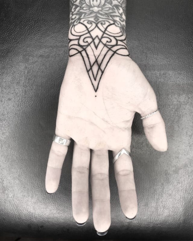 tattoo femenino para la mano 32