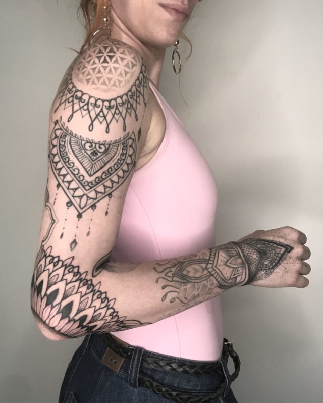 tattoo femenino para la mano 33